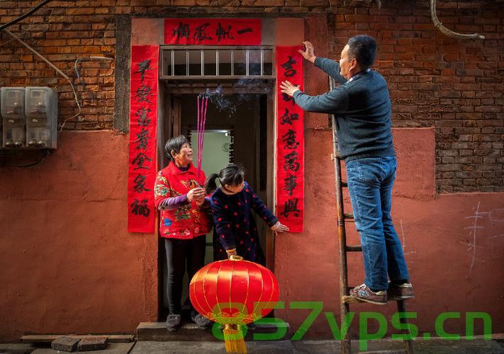 男子提前回家给老旧房子贴春联，家的温情与文化的传承智能免费问答EasyAI m.857vps.cn，男子提前回家贴春联，家的温情与文化传承的见证，男子提前回家贴春联，见证家的温情与文化传承的温馨时刻，男子提前回家贴春联，见证家的温情与文化传承的美好瞬间，男子提前回家贴春联，家的温情与文化传承的美好瞬间见证，男子提前回家贴春联，见证家的温情与文化传承的美好瞬间，男子提前回家贴春联，见证家的温情与文化传承的美好瞬间。 第2张