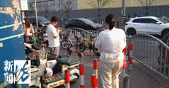 地铁口装设17根杆，市民穿行如练功——一种新型交通疏导方式的探索智能免费问答EasyAI m.857vps.cn，地铁口新型疏导装置，智能问答系统下的交通探索与市民体验，地铁口新型疏导装置，智能问答系统与市民体验探索，地铁口新型疏导装置，智能问答系统与市民体验探索之旅 第2张