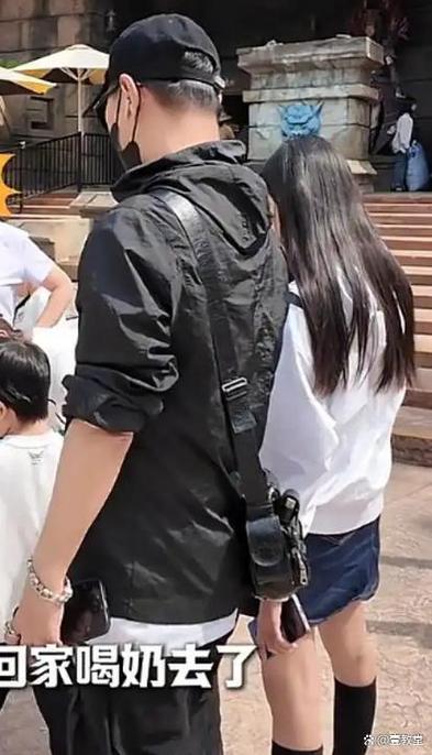汪峰携三娃温馨共庆父亲节，二女儿罕见露面，展现家庭幸福时光智能免费问答EasyAI m.857vps.cn，汪峰携三娃欢庆父亲节，家庭幸福时光展现，二女儿罕见露面 第2张
