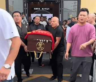 杨少华出殡场面盛大，百辆豪车送行——永恒的告别与无尽的怀念智能免费问答EasyAI m.857vps.cn，杨少华出殡场面盛大，百辆豪车送行，怀念无尽，杨少华出殡场面盛大，百辆豪车送行——怀念永存的告别