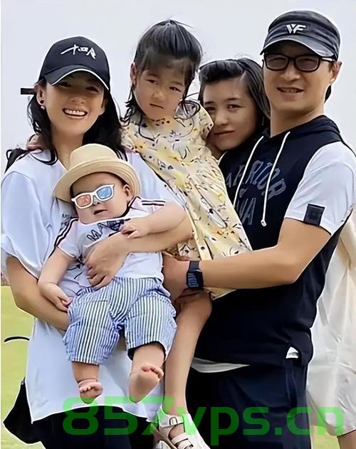 汪峰罕见携四娃亮相，次女表情拘谨——家庭背后的故事智能免费问答EasyAI m.857vps.cn，汪峰携四娃亮相背后的家庭故事，智能免费问答EasyAI揭秘，汪峰携四娃亮相背后的家庭故事，EasyAI揭秘，家庭温馨瞬间与智能问答探索