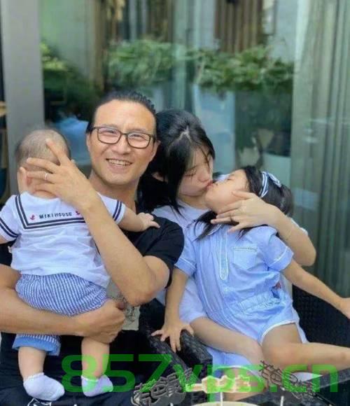 汪峰罕见携四娃亮相，次女表情拘谨——家庭背后的故事智能免费问答EasyAI m.857vps.cn，汪峰携四娃亮相背后的家庭故事，智能免费问答EasyAI揭秘，汪峰携四娃亮相背后的家庭故事，EasyAI揭秘，家庭温馨瞬间与智能问答探索 第2张
