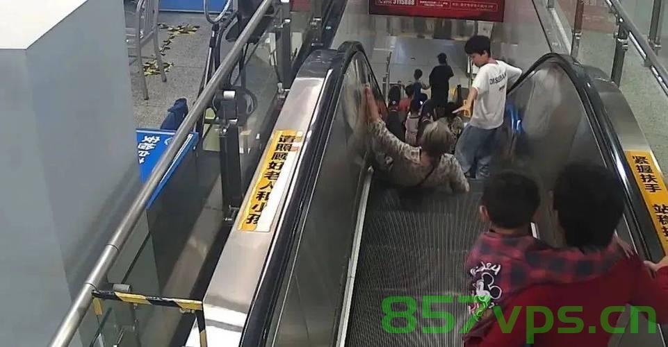 地铁扶梯多人摔倒，男子帮忙成被告，道德勇气与法律责任的交织智能免费问答EasyAI m.857vps.cn，地铁扶梯事故引发道德勇气与法律责任的探讨，男子施救成被告的背后故事，地铁扶梯事故引发道德勇气与法律责任的探讨，施救男子成被告的背后故事 第1张