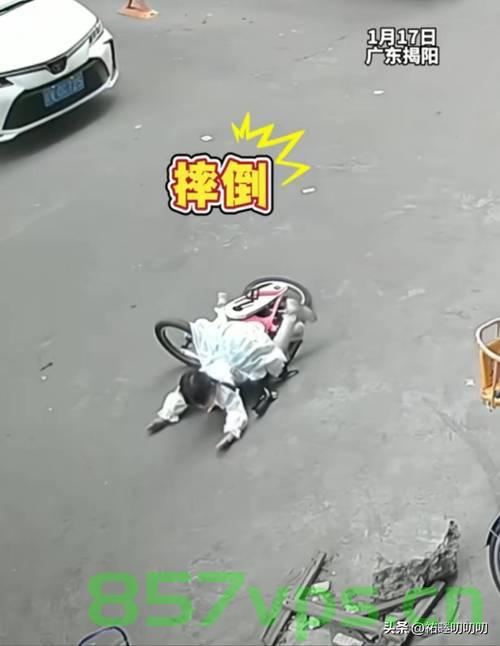 女子单手骑车摔倒，相隔七米汽车担责，交通安全与人道关怀的反思智能免费问答EasyAI m.857vps.cn，女子骑车摔倒引发交通安全与人道关怀反思，责任界定与智能问答的探讨