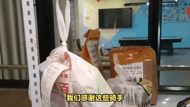 曝骑手休息时将脚放进外卖保温箱，行业背后的艰辛与挑战智能免费问答EasyAI m.857vps.cn，骑手休息习惯引发关注，行业背后的艰辛与挑战，骑手休息习惯背后的行业艰辛与挑战，智能时代下的挑战与反思