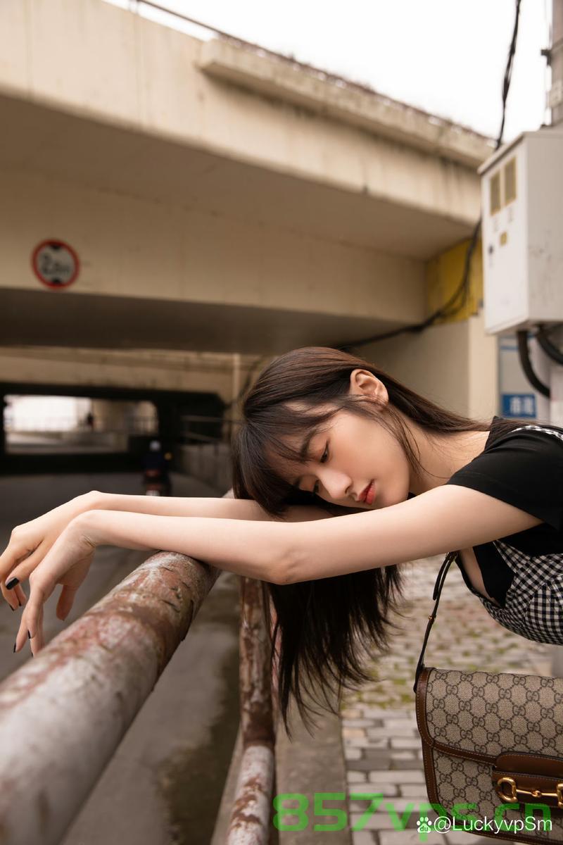 女生长期将电脑置于腿上办公，意外长出神秘蟒蛇纹智能免费问答EasyAI m.857vps.cn，女生腿上长期放电脑引发神秘蟒蛇纹现象，专家解析原因与影响——智能问答助你解答疑虑 m.857vps问答平台，女生腿上长期放电脑引发神秘蟒蛇纹现象，专家解析与智能问答平台解析 第2张