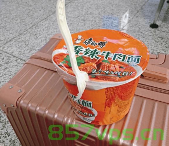 高铁乘客发现过期四年方便面，铁路客服回应引发关注智能免费问答EasyAI m.857vps.cn，过期四年方便面惊现高铁车厢，铁路客服回应引热议