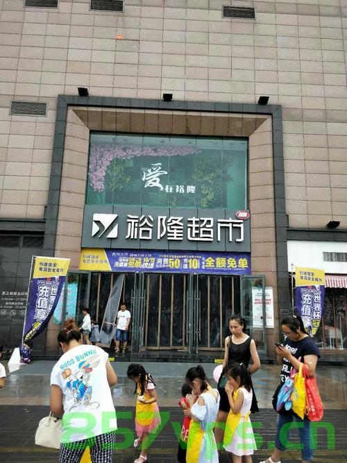 男子超市狂购购物卡惊动警方，店员机智秒报警智能免费问答EasyAI m.857vps.cn，男子超市疯狂购买购物卡引发警方介入，机智店员秒报警事件揭秘