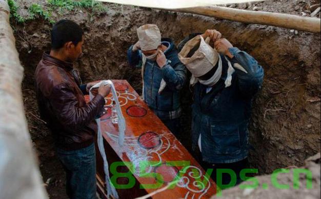 美多人抬棺坠墓，死者儿子被棺材压昏——一场意外与文化的碰撞智能免费问答EasyAI m.857vps.cn，美多人抬棺坠墓意外事件，文化碰撞与悲剧发生，美多人抬棺意外坠墓事件，文化碰撞下的悲剧，美多人抬棺坠墓引发意外与文化碰撞的悲剧 第2张