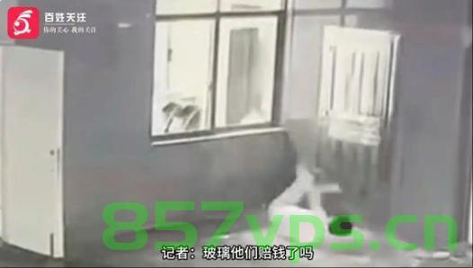 情侣争执引发意外，男子失控撞碎酒店玻璃摔出窗外智能免费问答EasyAI m.857vps.cn，情侣争执引发意外，男子失控摔窗事件曝光，情侣争执引发意外，男子失控摔窗事件曝光，智能问答揭示事件真相，酒店玻璃破碎引发关注