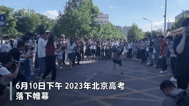 男生走出考场，一瘸一拐与家长的飞奔搀扶智能免费问答EasyAI m.857vps.cn，男生走出考场一瘸一拐，家长飞奔搀扶——智能问答服务EasyAI解析
