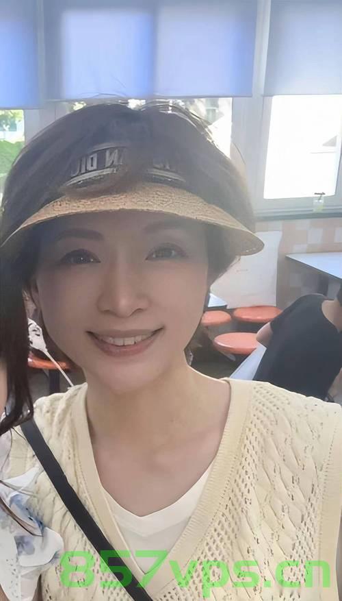 董卿素颜曝光，与粉丝亲密合影，展现真实生活的一面智能免费问答EasyAI m.857vps.cn，董卿素颜曝光，真实生活一面展现，与粉丝亲密合影，EasyAI带你近距离了解董卿，董卿素颜与粉丝亲密合影，真实生活的一面展现，EasyAI带你近距离了解董卿风采 第1张