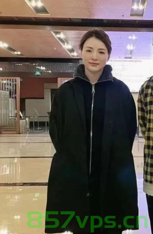 董卿素颜曝光，与粉丝亲密合影，展现真实生活的一面智能免费问答EasyAI m.857vps.cn，董卿素颜曝光，真实生活一面展现，与粉丝亲密合影，EasyAI带你近距离了解董卿，董卿素颜与粉丝亲密合影，真实生活的一面展现，EasyAI带你近距离了解董卿风采 第2张