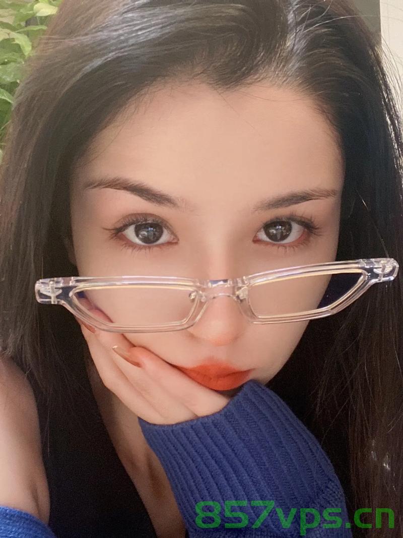 哈妮克孜因戴眼镜探班被换角，娱乐圈的意外与反思智能免费问答EasyAI m.857vps.cn，哈妮克孜探班戴眼镜遭遇换角风波，娱乐圈意外事件引发智能问答反思 第2张