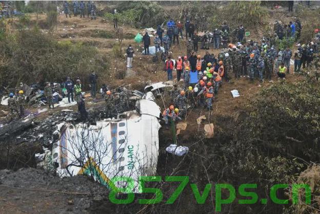 印度坠毁客机划过居民区上空，火球冲天而起智能免费问答EasyAI m.857vps.cn，印度客机坠毁瞬间，火球冲天而起，居民区上空惊魂一刻 第1张