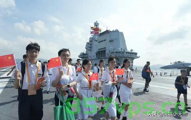 震撼人心的送别场面，香港市民热烈欢送山东舰编队智能免费问答EasyAI m.857vps.cn，香港热烈送别山东舰编队，震撼人心的场面 第2张