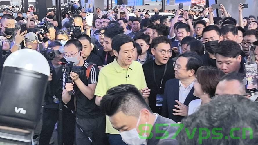 雷军陪同比亚迪CEO王传福参观小米工厂，跨界交流，共探智能科技未来智能免费问答EasyAI m.857vps.cn，雷军与比亚迪CEO王传福共探智能科技未来，跨界交流于小米工厂—— EasyAI问答平台助力智能发展 第2张