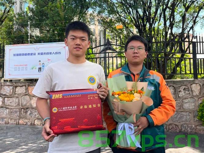 邮递员爸爸亲手投递儿子南大录取通知书，一份特殊的荣誉与感动的传递智能免费问答EasyAI m.857vps.cn，邮递员爸爸亲手投递儿子南大录取通知书，传递荣誉与感动的一刻，邮递员爸爸亲手投递南大录取通知书，荣誉与感动的特殊传递时刻